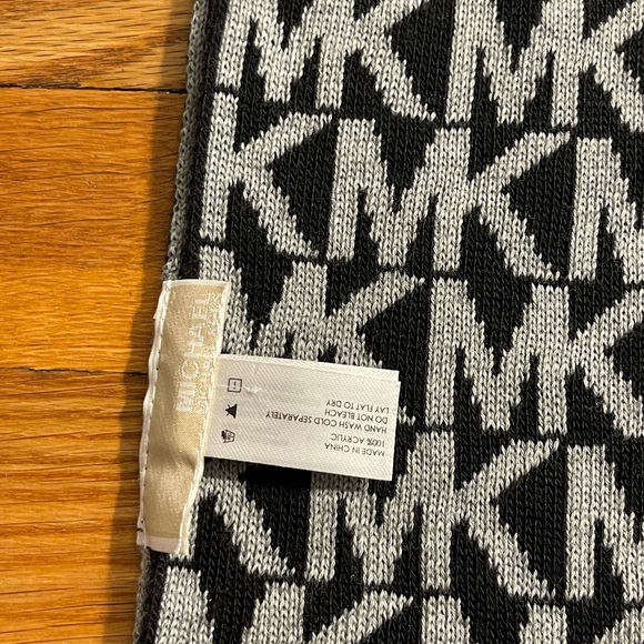 Michael Kors Reversible Scarf - Picture 4 of 5